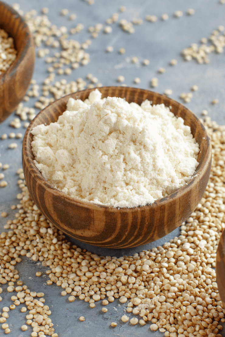 Farine de quinoa maison sans gluten préparée à partir de graines bio grillées