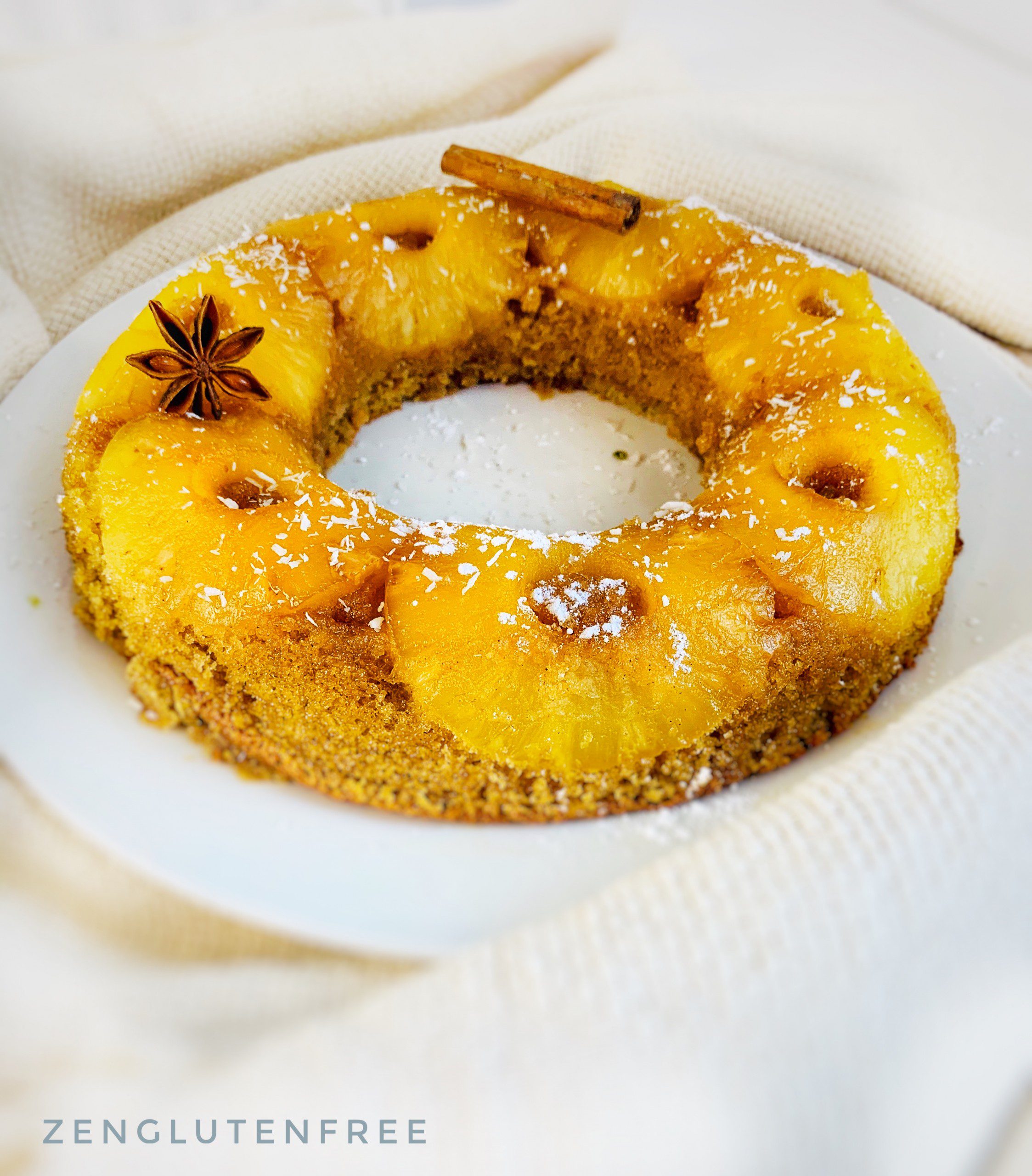 Ceci est une photographie de gâteau à l'ananas sans gluten et sans lactose-zenglutenfree