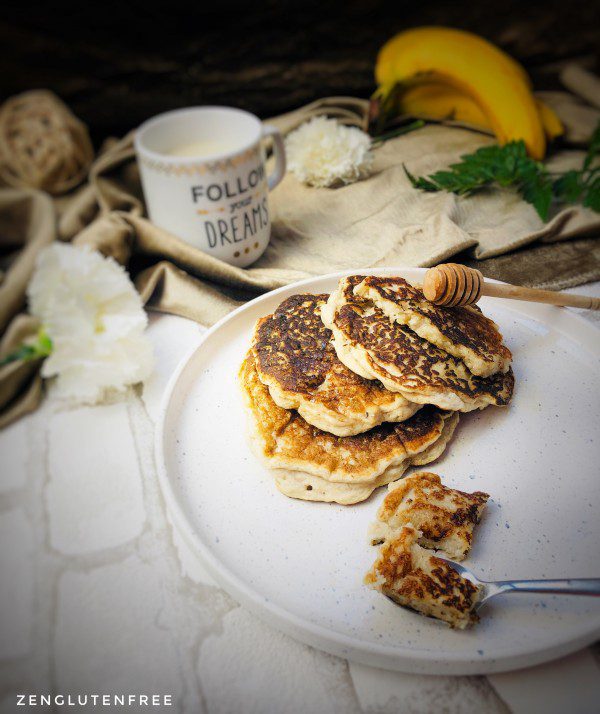 Ceci est une photographie de Pancakes banane coco sans gluten sans œufs sans lactose-zenglutenfree