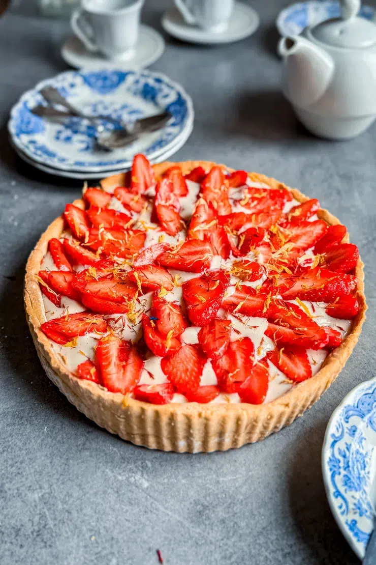 Tarte aux fraises végétale sans gluten avec crème vanille et pâte sablée