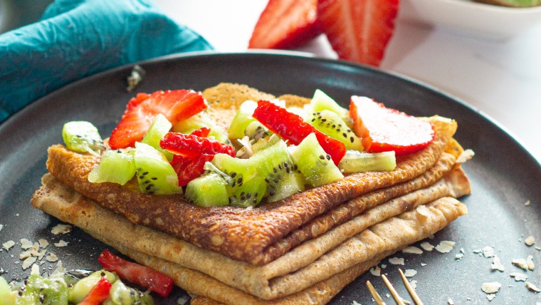 Une pile de crêpes dorées et moelleuses