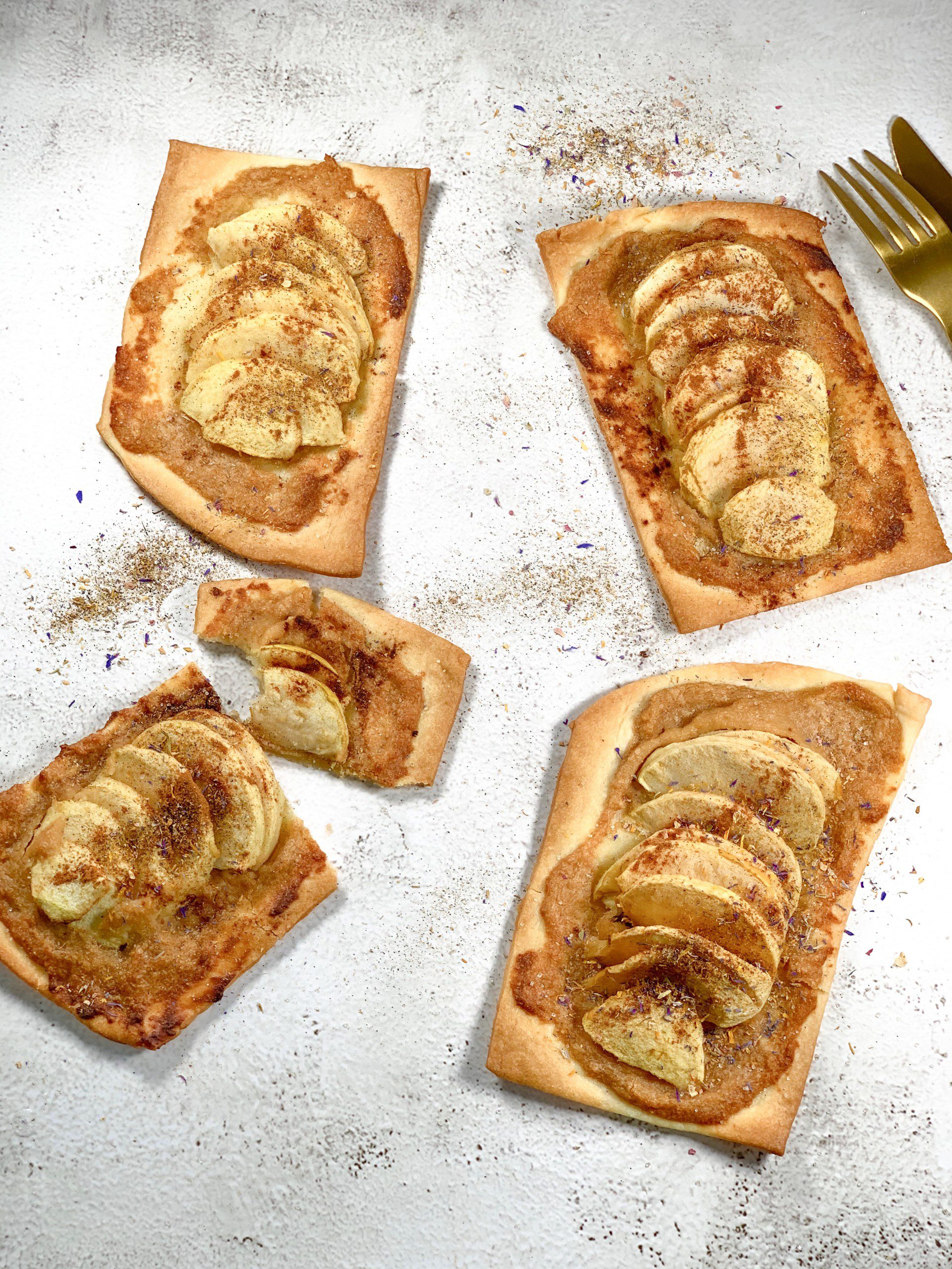 Ceci est une photographie de tartinettes à la pomme sans gluten