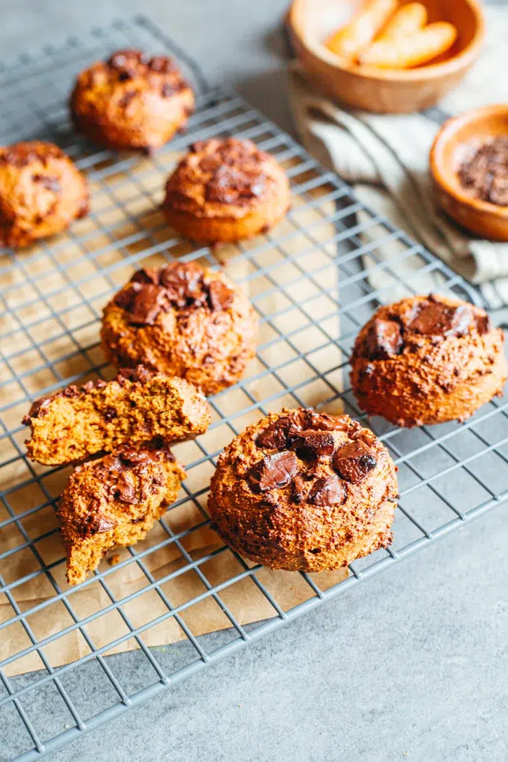 Ceci est une photographie de cookies à la carotte vegan et sans gluten zenglutenfree