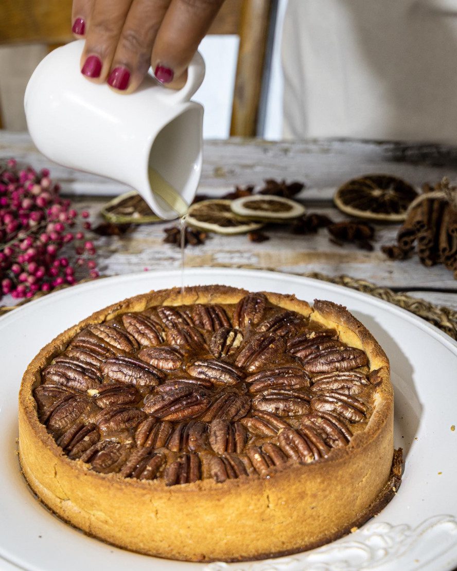 photo d'une délicieuse tarte aux noix de pécan sans gluten, garnie de noix de pécan croquantes et d'une garniture crémeuse.