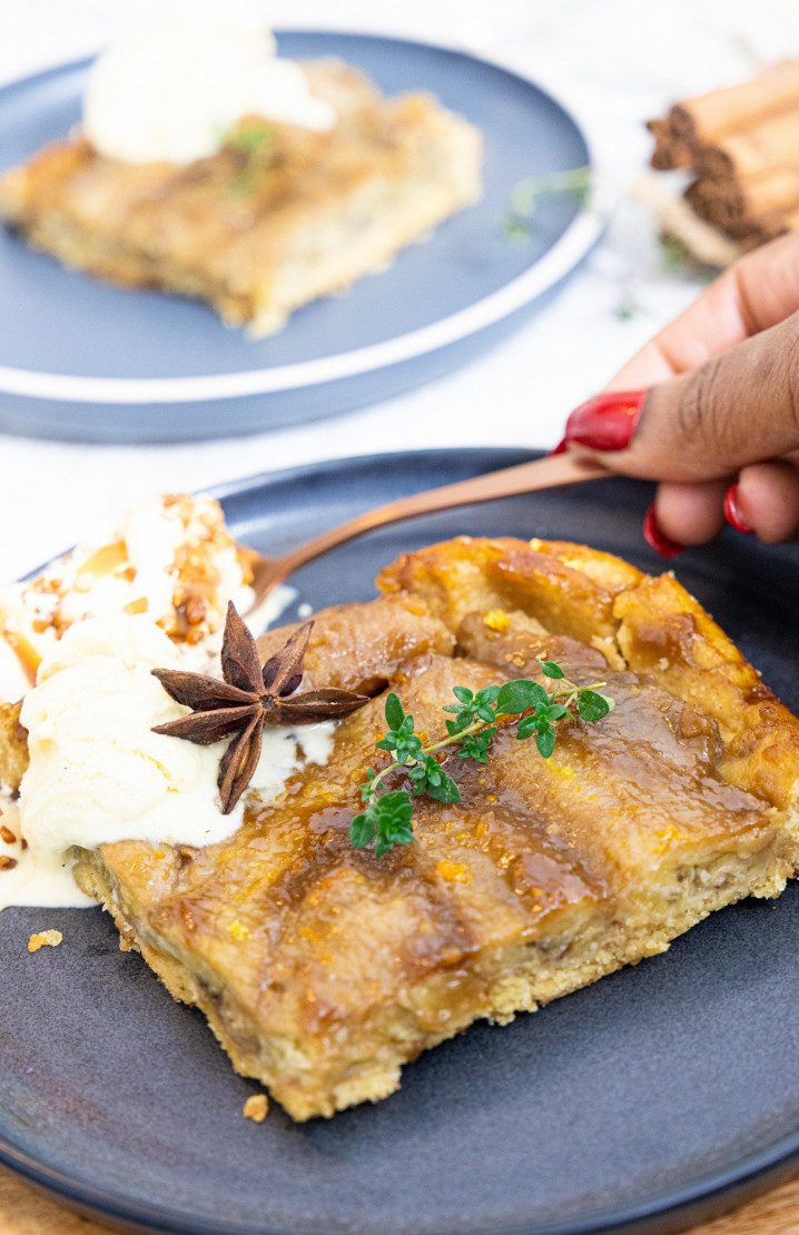 Ceci est une photographie de tarte tatin à la banane sans gluten-zenglutenfree