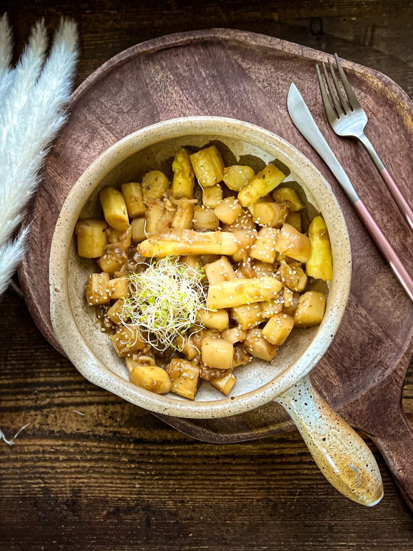 Ceci est une photographie d'asperges blanches caramélisées-zenglutenfree