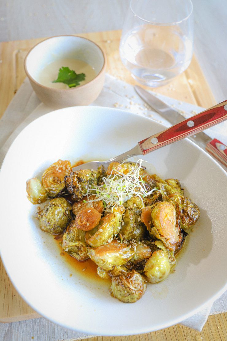 Ceci est une photographie de choux de Bruxelles rôtis sauce cacahuète-zenglutenfree