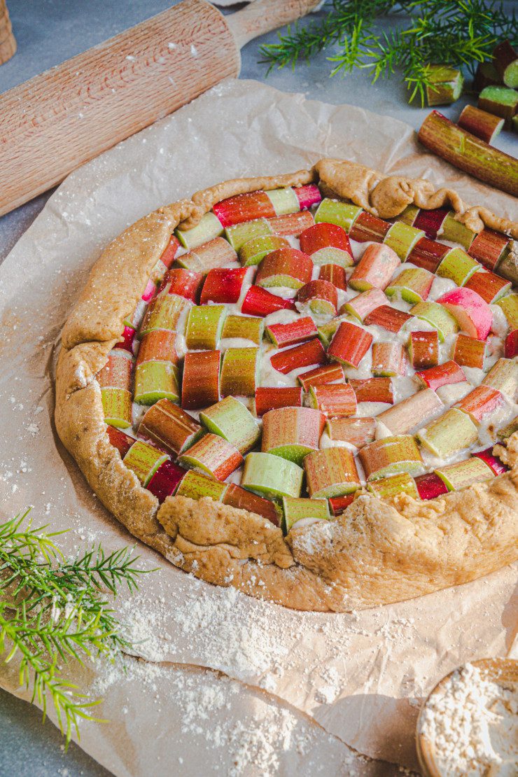 Ceci est une photographie de tarte à la rhubarbe sans lactose-zenglutenfree