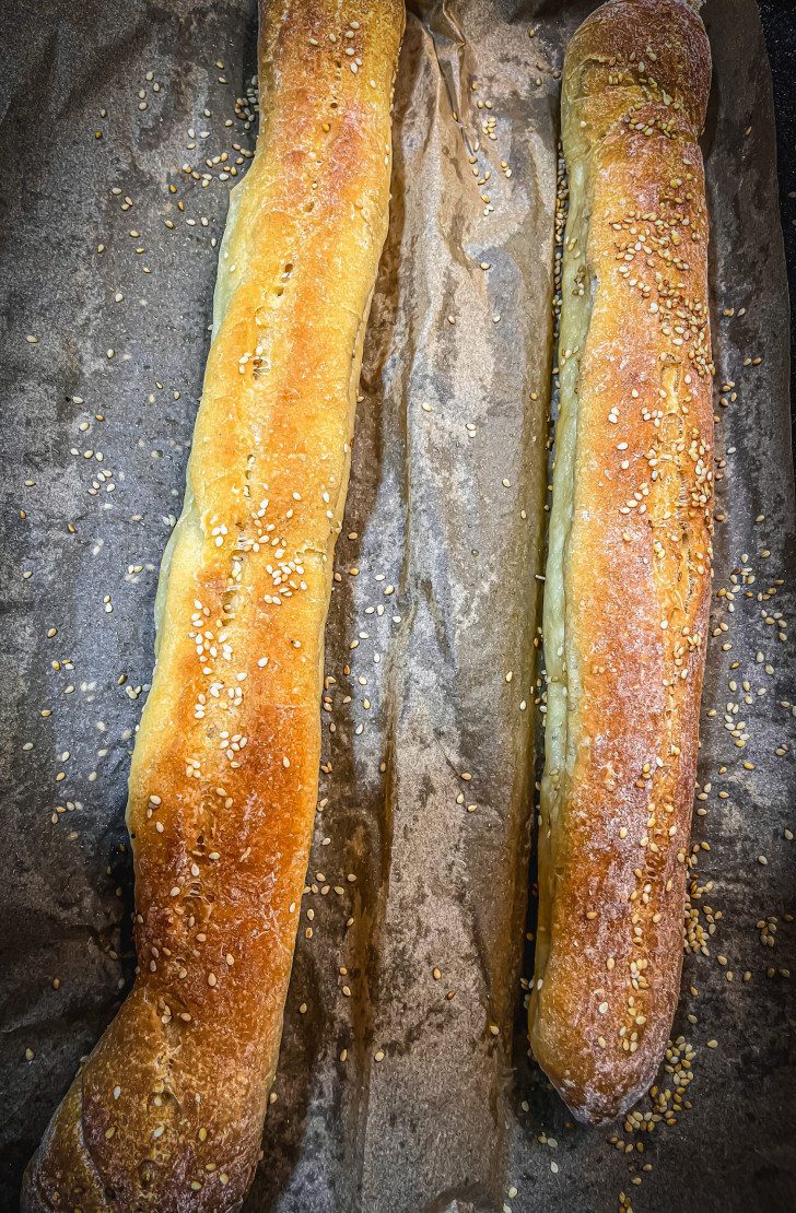 Ceci est une photographie de baguettes de pain sans gluten