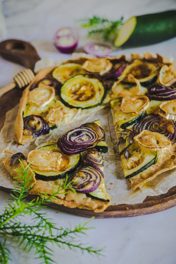 Ceci est un photographie de tarte fine courgette, oignon,chèvre-zenglutenfree