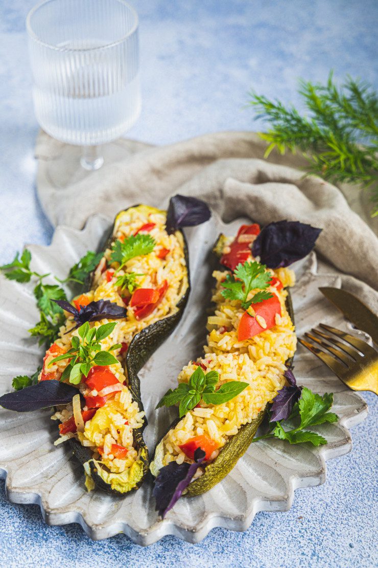 Ceci est une photographie de courgettes farcies végétaliennes et sans gluten