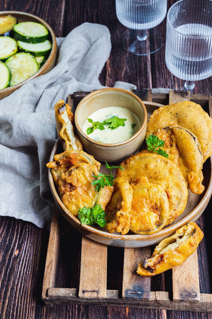 Ceci est une photographie de beignets de légumes vegan et sans gluten