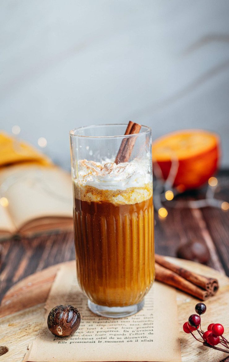 Ceci est une photographie de pumpkin spice latte (Latte à la courge végétal)-zenglutenfree