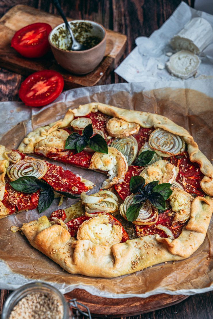 Ceci est une photographie de tarte à la tomate sans gluten végétarienne -zenglutenfree