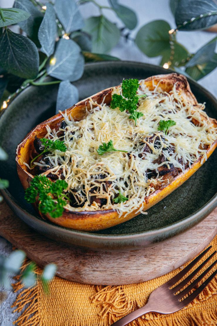 Ceci est une photographie de courge spaghetti aux champignons, recette vegétale et sans gluten-zenglutenfree