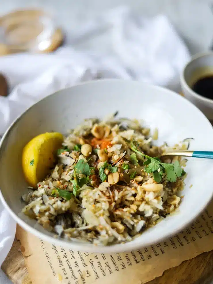 Ceci est une photographie de salade de radis noir à la japonaise -zenglutenfree