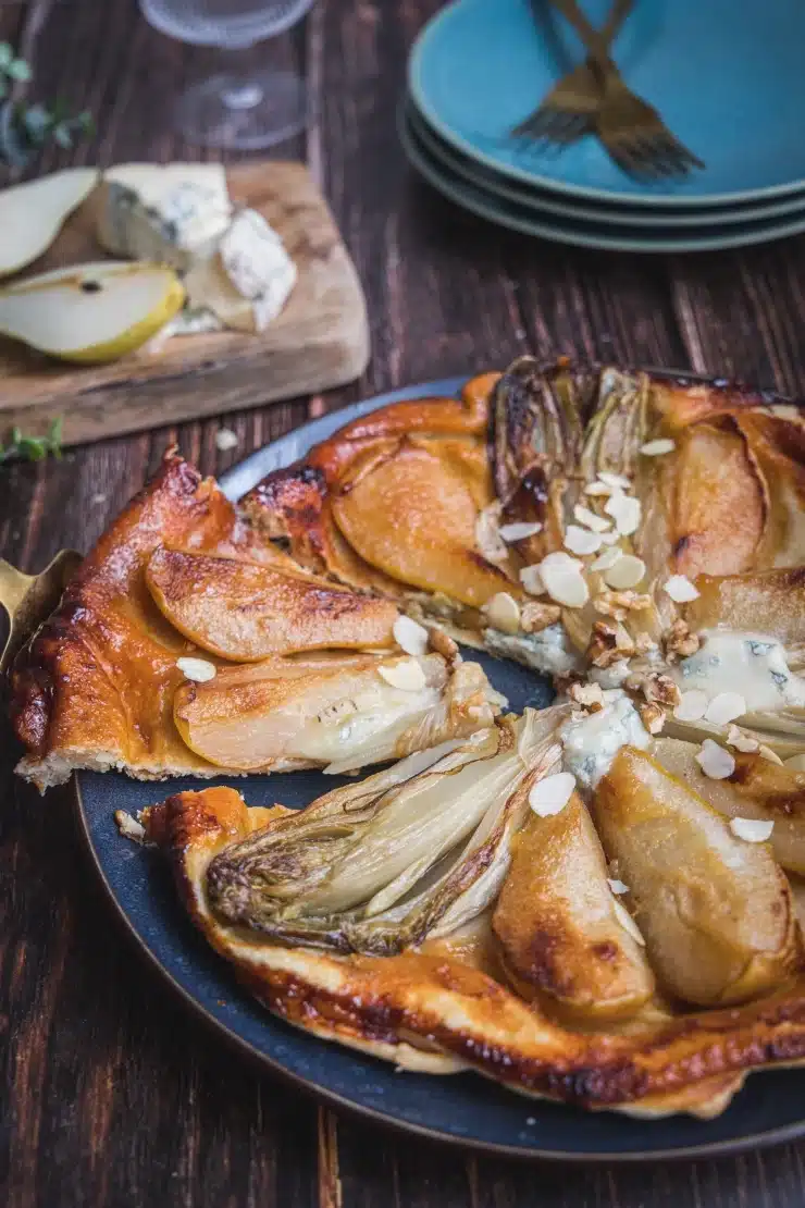 Ceci est une photographie de tarte endives poire gorgonzola- zenglutenfree