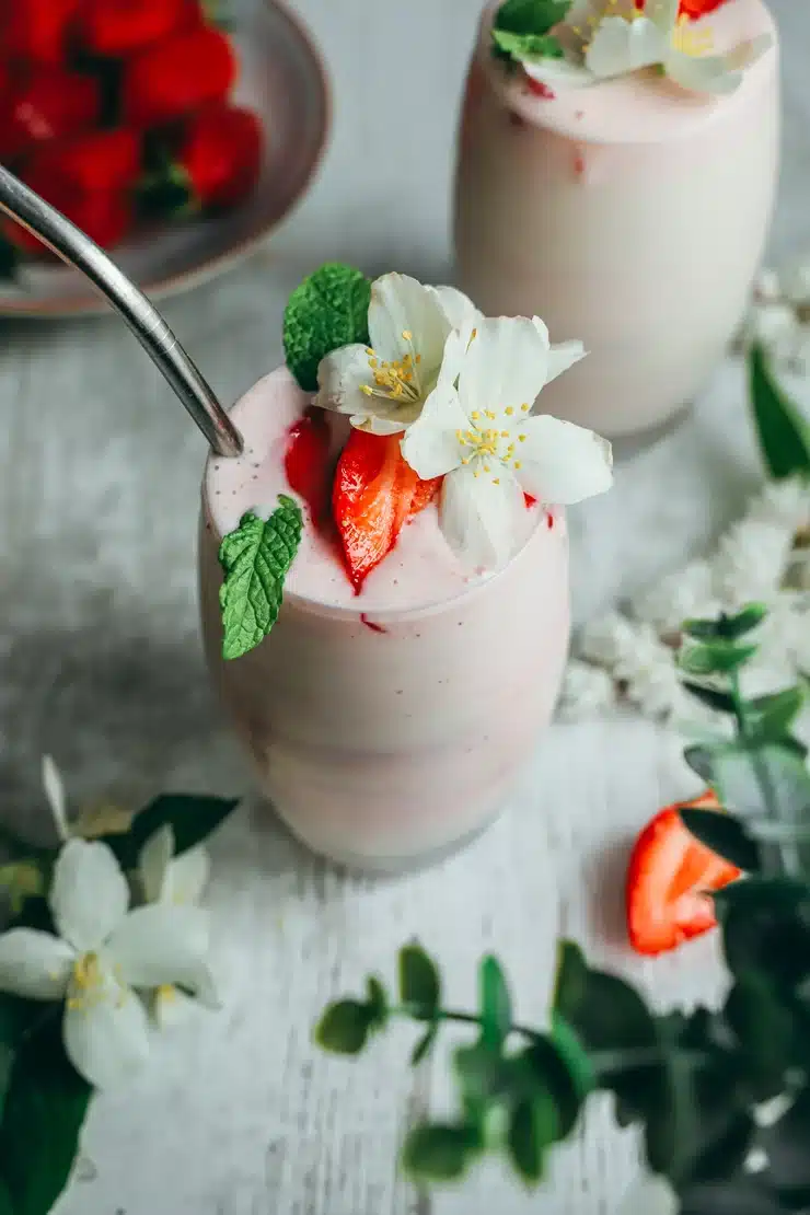 Ceci est une photographie de Smoothie végétal à la fraise -Zenglutenfree
