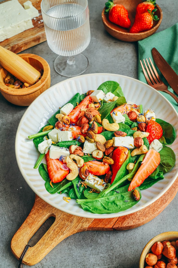 Ceci est une photographie de salade épinards fraises - zenglutenfree