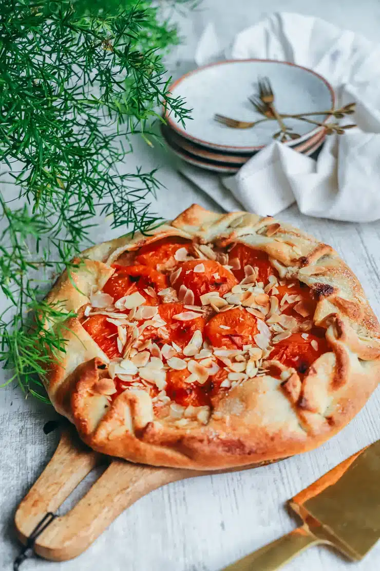 Ceci est une photographie de tarte rustique à l'abricot sans gluten-zenglutenfree