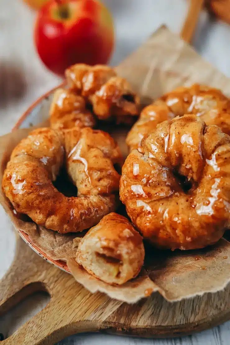 Ceci est une photographie de Couronnes feuilletées à la pomme sans sucre et sans gluten-zenglutenfree