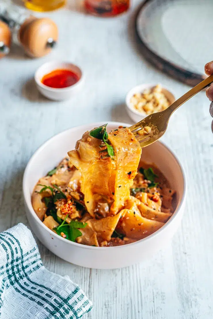 Nouilles de feuilles de riz à la sauce cacahuète sans gluten et tamari