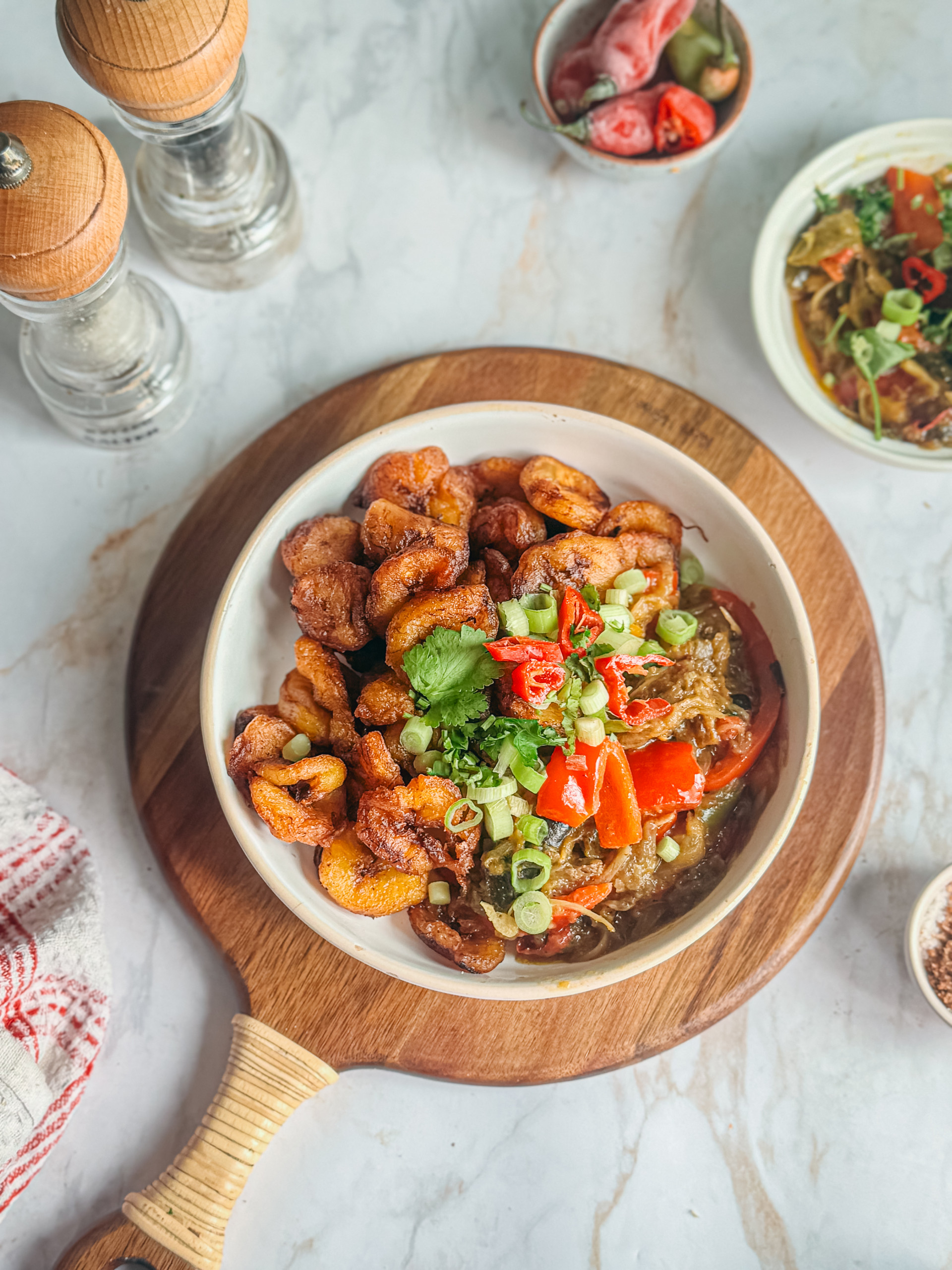 Alloco bananes plantains frites sans gluten avec sauce mayonnaise herbes