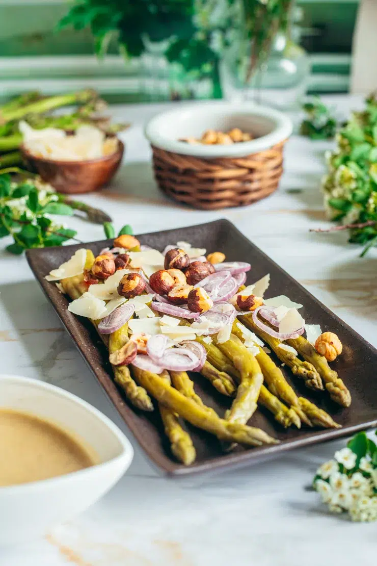 ceci est une photo d'asperges vertes à la sauce tahini
