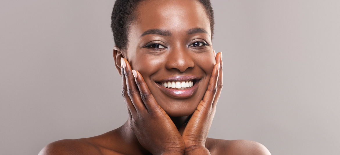 Ceci est la photo d'une femme avec une magnifique peau