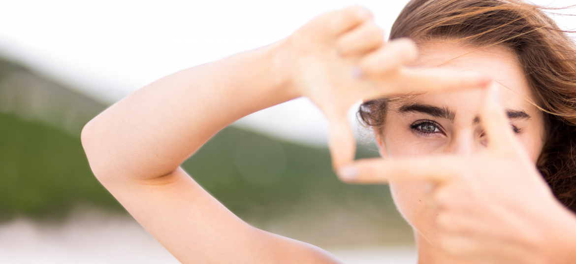 Ceci est une photo d'une femme qui encadre son regard