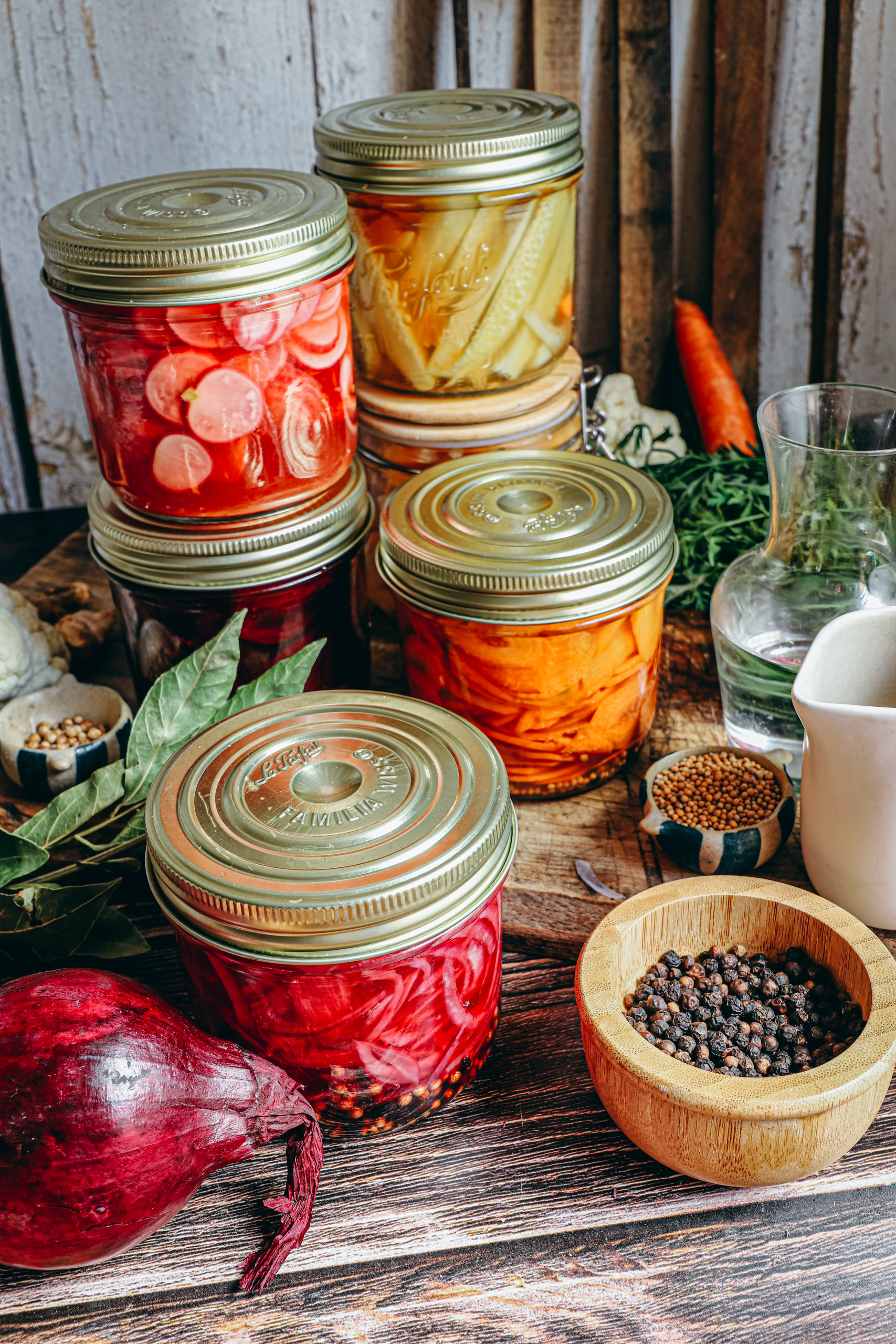 Ceci est une photo de pickles de légumes