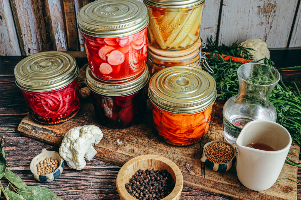 Ceci est une photo de pickles de légumes
