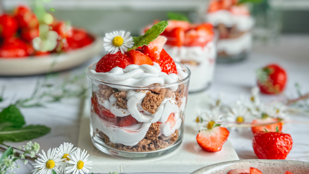 ceci est une photogrzphie culinaire de tiramisu au fraise