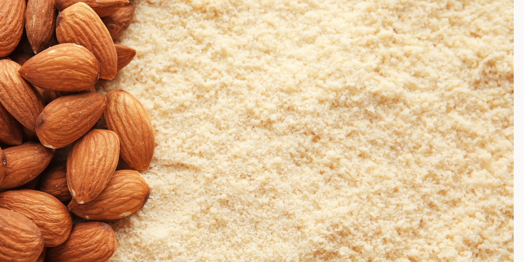 Cette photographie est celle de la poudre d'amande .La texture est granuleuse , il ya egalement des amandes sur la photo
