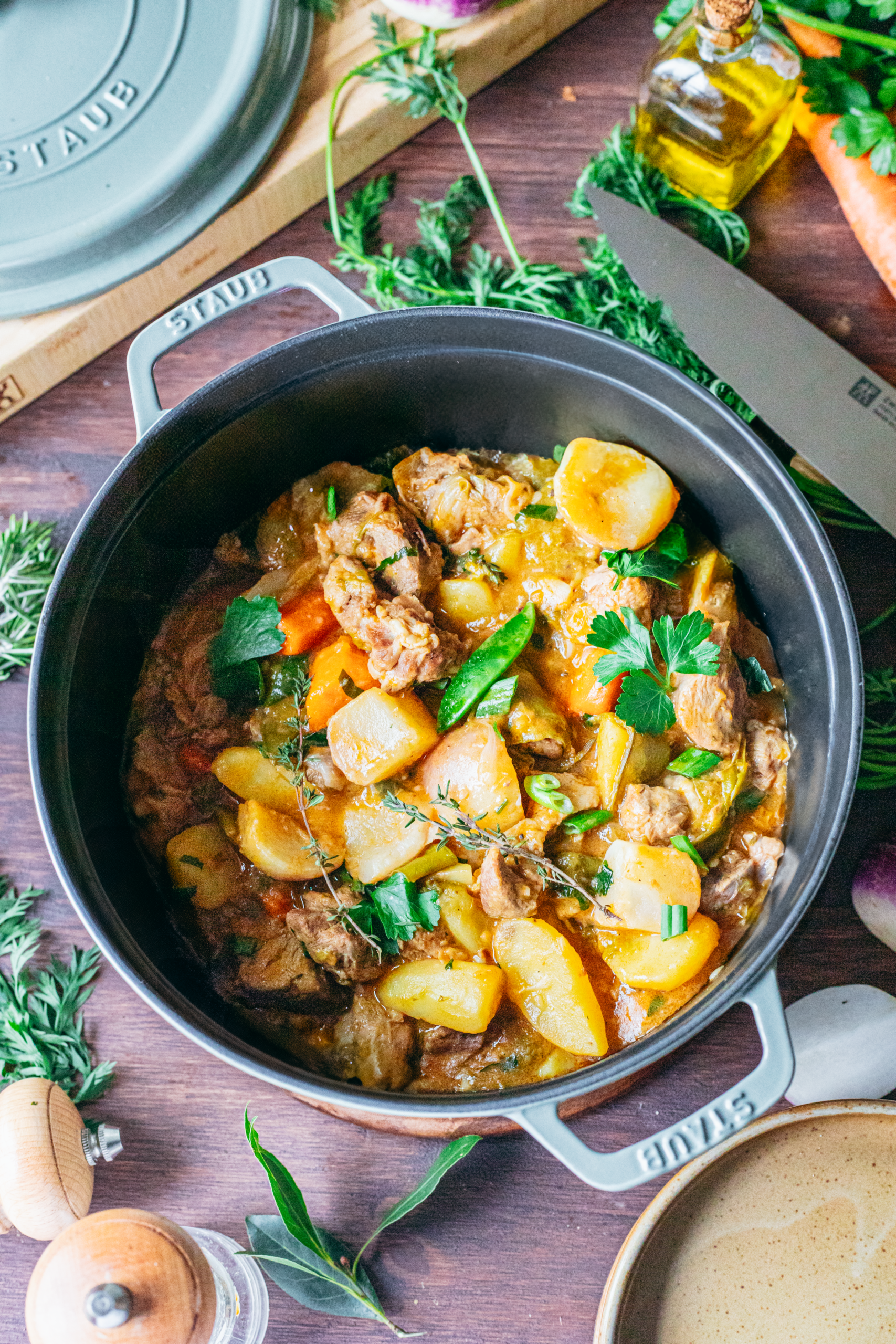 ceci une la photo d'un navarin d'agneau printanier avec des légumes de printemps